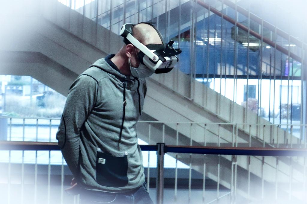 Presentazione di un nuovo gioco VR con sviluppatori e pubblico