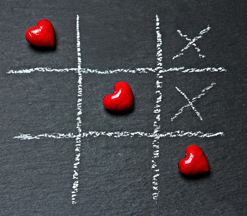 Tecnologia VR all'avanguardia con visori e interfacce futuristiche