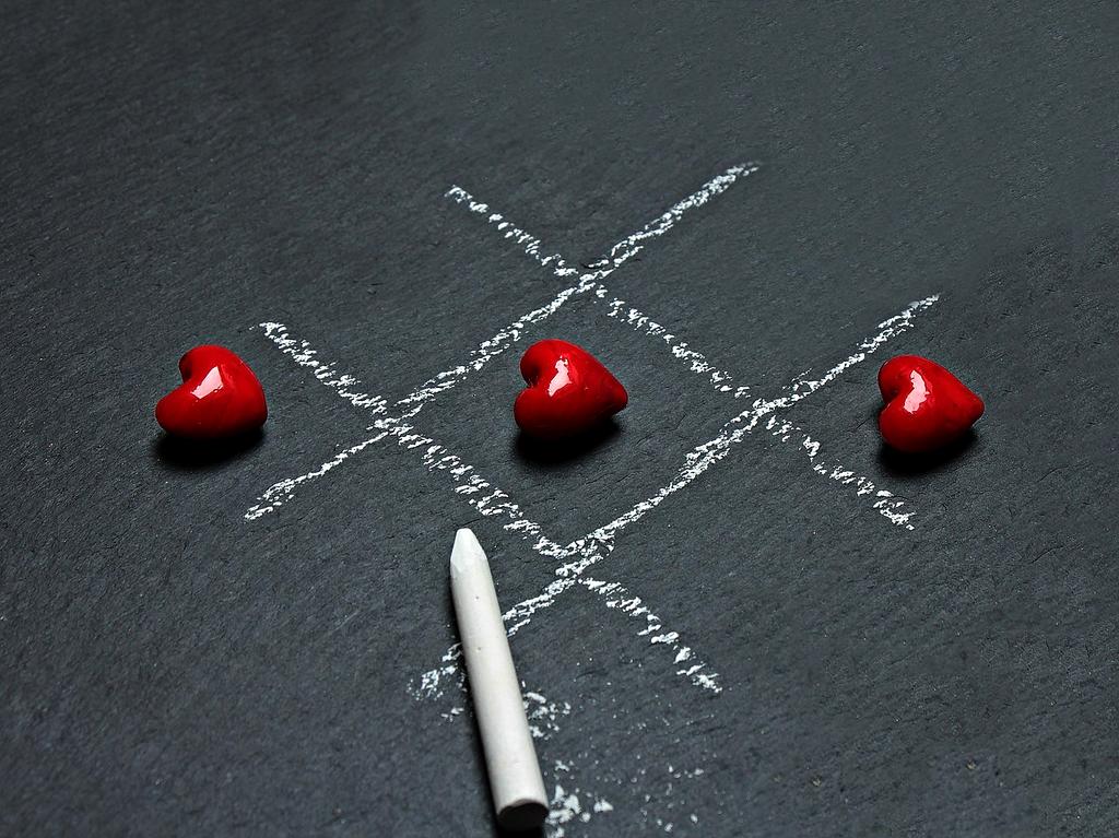 Rappresentazione digitale di onde cerebrali su schermo futuristico