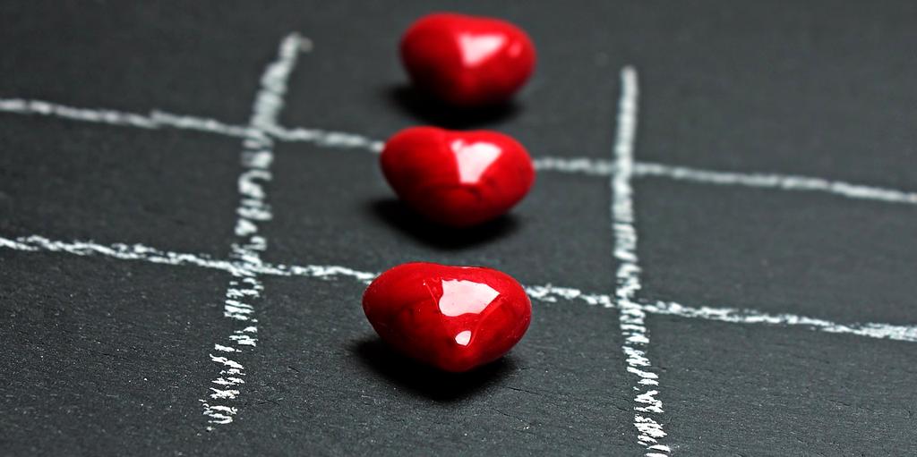 Copertina gioco Quantum Duel con simboli futuristici e combattenti virtuali