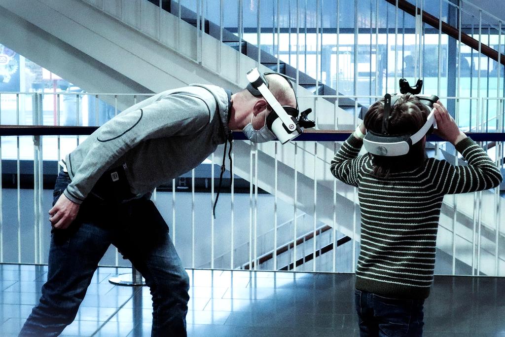 Esperienza di realtà virtuale immersiva con visori VR di ultima generazione